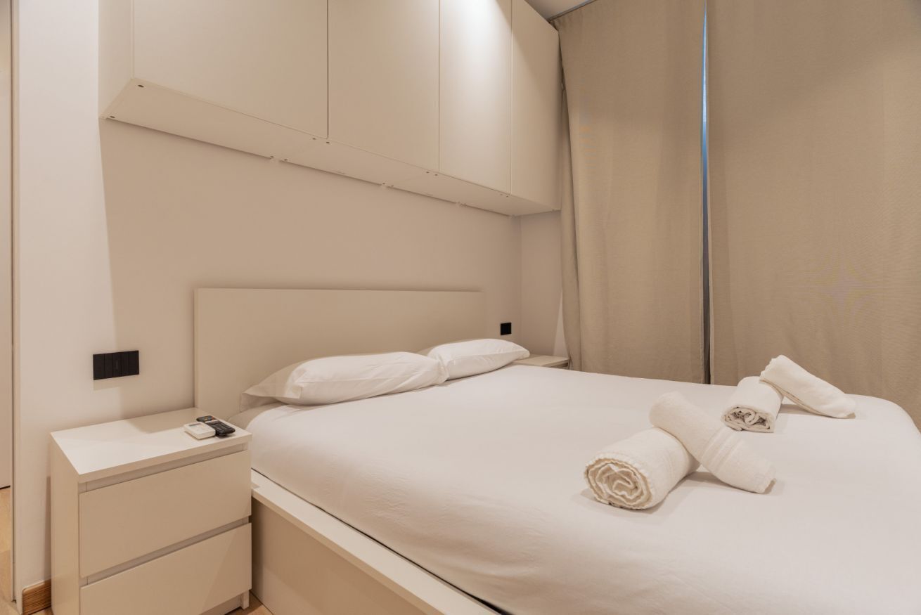 1 habitación y tabla de planchar con plancha 