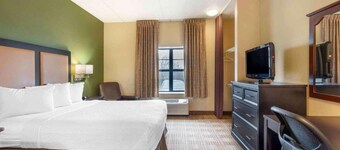 1 King Bed | Non-Smoking, Kitchen