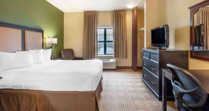 1 King Bed | Non-Smoking, Kitchen