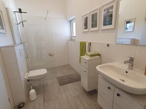 Shower, hair dryer, towels, soap - Modern, family-friendly house in a quiet location with a large sun terrace (Herrischried)