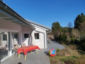Terrace/patio - Modern, family-friendly house in a quiet location with a large sun terrace (Herrischried)