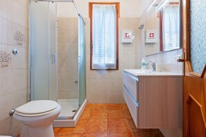Shower, bidet, towels - Elegant and welcoming 70 square meters townhouse, perfect for six people, with a private entrance and spread over two floors.The property is located in Villasimius, a town known for its splendid sandy beaches and crystal-clear sea. The apartment is centr (Villasimius)