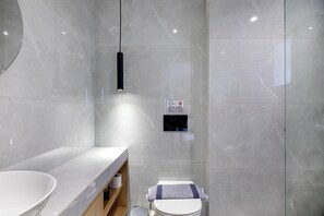 Studio, 1 Double Bed, Kitchenette, City View | Bathroom