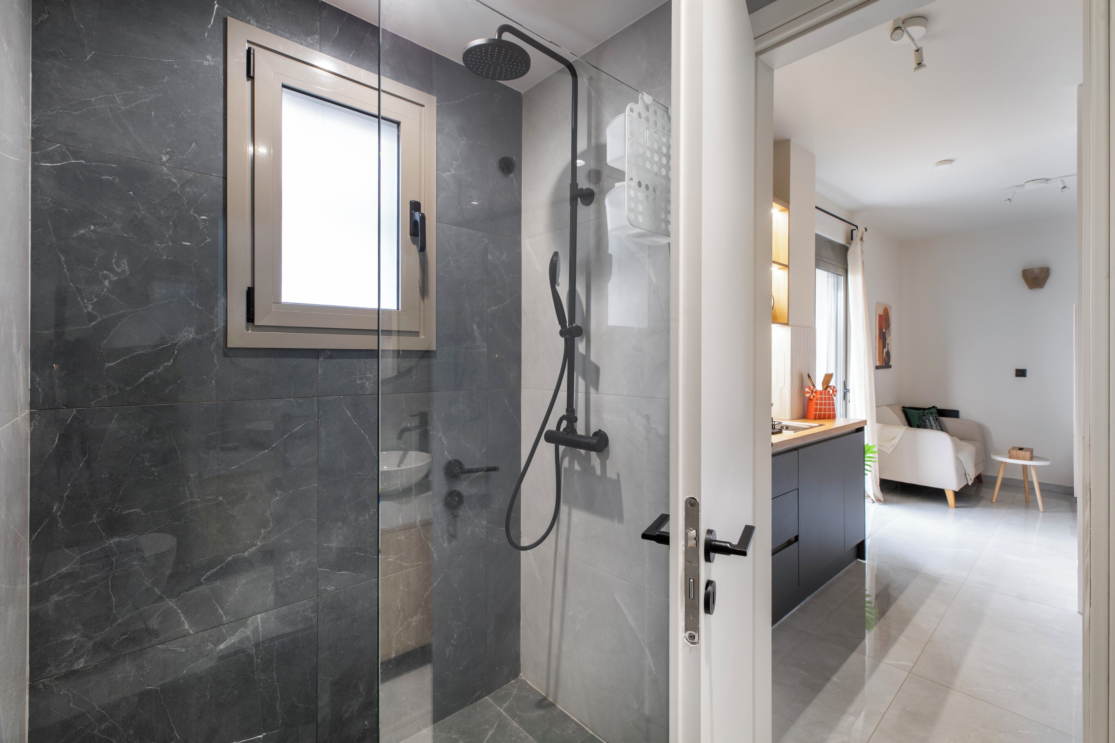Studio, 1 Doppelbett, Kochnische, Stadtblick | Badezimmer | Dusche, Regendusche, kostenlose Toilettenartikel, Haartrockner
