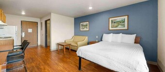 1 Full Bed | Smoking, Kitchen