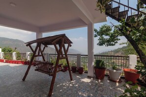 Terrace/patio - Alaya Stays Amara Dawn (Naina Range)
