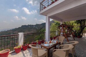 Outdoor dining - Alaya Stays Amara Dawn (Naina Range)