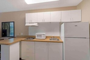 Fridge, microwave - 2 Queen Beds | Smoking, Kitchen (Memphis)