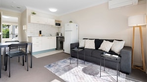 Smart TV, offices - Comfortable Stay with Pool Access (South Brisbane)
