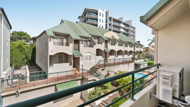 Exterior - Comfortable Stay with Pool Access (South Brisbane)