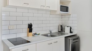 Fridge, microwave, stovetop, dishwasher - Comfortable Stay with Pool Access (South Brisbane)