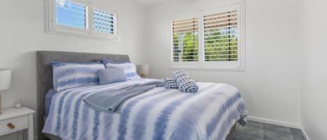 3 bedrooms, iron/ironing board, internet, bed sheets