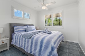 Room - Bright 3-Bed Retreat Near Beaches (Urangan)