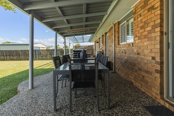 Outdoor dining - Bright 3-Bed Retreat Near Beaches (Urangan)