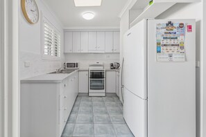 Private kitchen - Bright 3-Bed Retreat Near Beaches (Urangan)