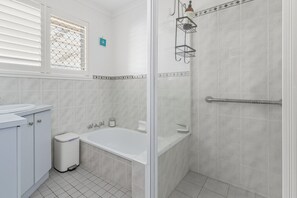 Bathroom - Bright 3-Bed Retreat Near Beaches (Urangan)