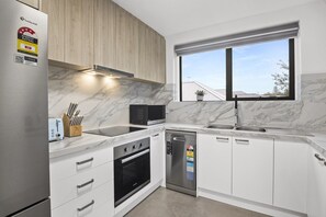 Fridge, microwave, oven, stovetop - Comfortable Stay Near Melbourne’s West End (Ascot Vale)