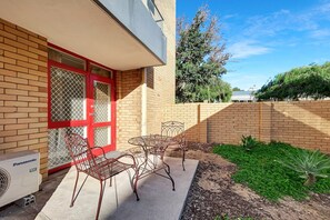 Outdoor dining - Stylish 1-Bed Apartment Near Fremantle (Fremantle)