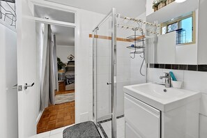 Hair dryer, towels - Stylish 1-Bed Apartment Near Fremantle (Fremantle)