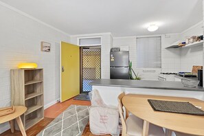 Fridge, microwave, oven, stovetop - Stylish 1-Bed Apartment Near Fremantle (Fremantle)