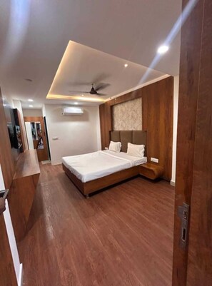 Rollaway beds, free WiFi, bed sheets - Hotel Aadhyav Palace (Ujjain)