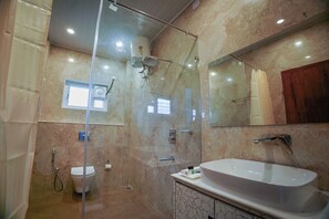 Regadera, amenidades de baño gratuitas, toallas, jabón 