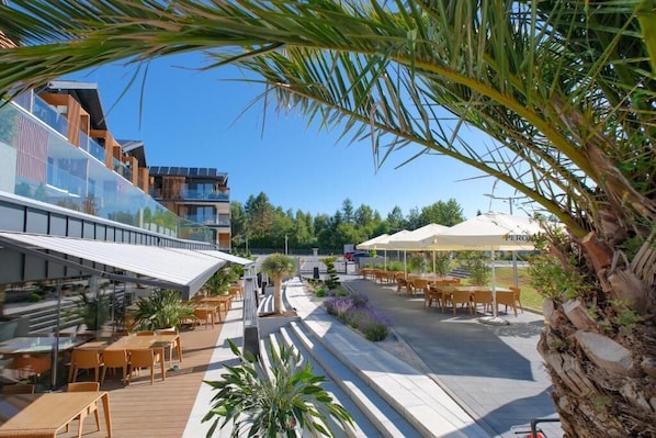 Outdoor dining - Laguna Beskidów Resort & Spa (Zarzecze)