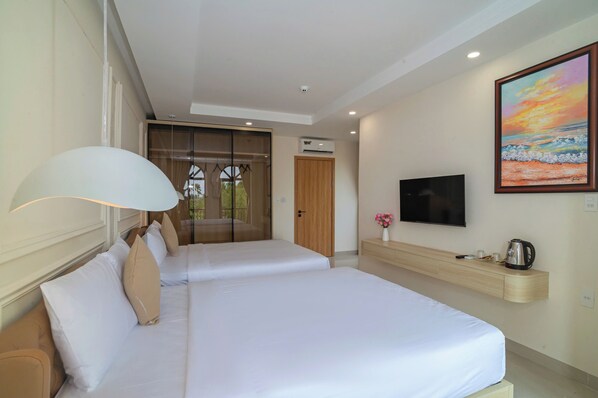 Deluxe Quadruple Room, Balcony | Minibar, desk, free WiFi, bed sheets - Maison Hin (Hoi An Dong)
