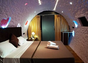 5 bedrooms, iron/ironing board, WiFi, bed sheets