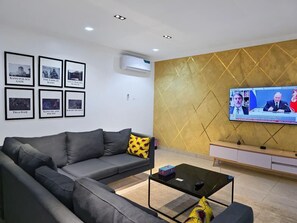 Apartamento econômico, sacada, vista para a cidade | Área de estar