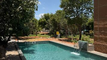 Villa, balkong, hageutsikt | Basseng