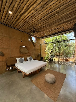 Villa, Balkon, Gartenblick