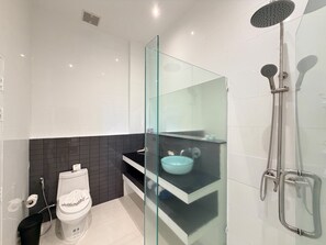 Shower, hair dryer, towels - A7 - Luxurious 64 sqm Serviced Apartment Near Karon Beach (Tambon Karon)