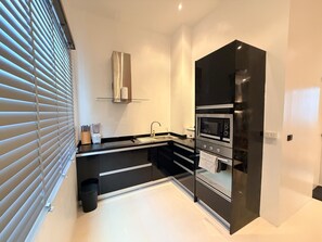 Frigorífico, microondas, placa de cocina y cafetera o tetera