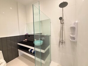 Ducha, secador de pelo y toallas