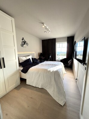 3 slaapkamers, een strijkplank/strijkijzer, internet, beddengoed