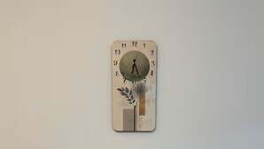 Ein Esstisch mit einer Uhr darüber.