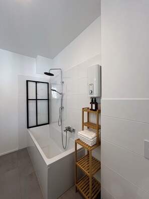Hair dryer, towels, soap, shampoo - Old town apartment • central - quiet - Terrace - Parking lot - (Erfurt)
