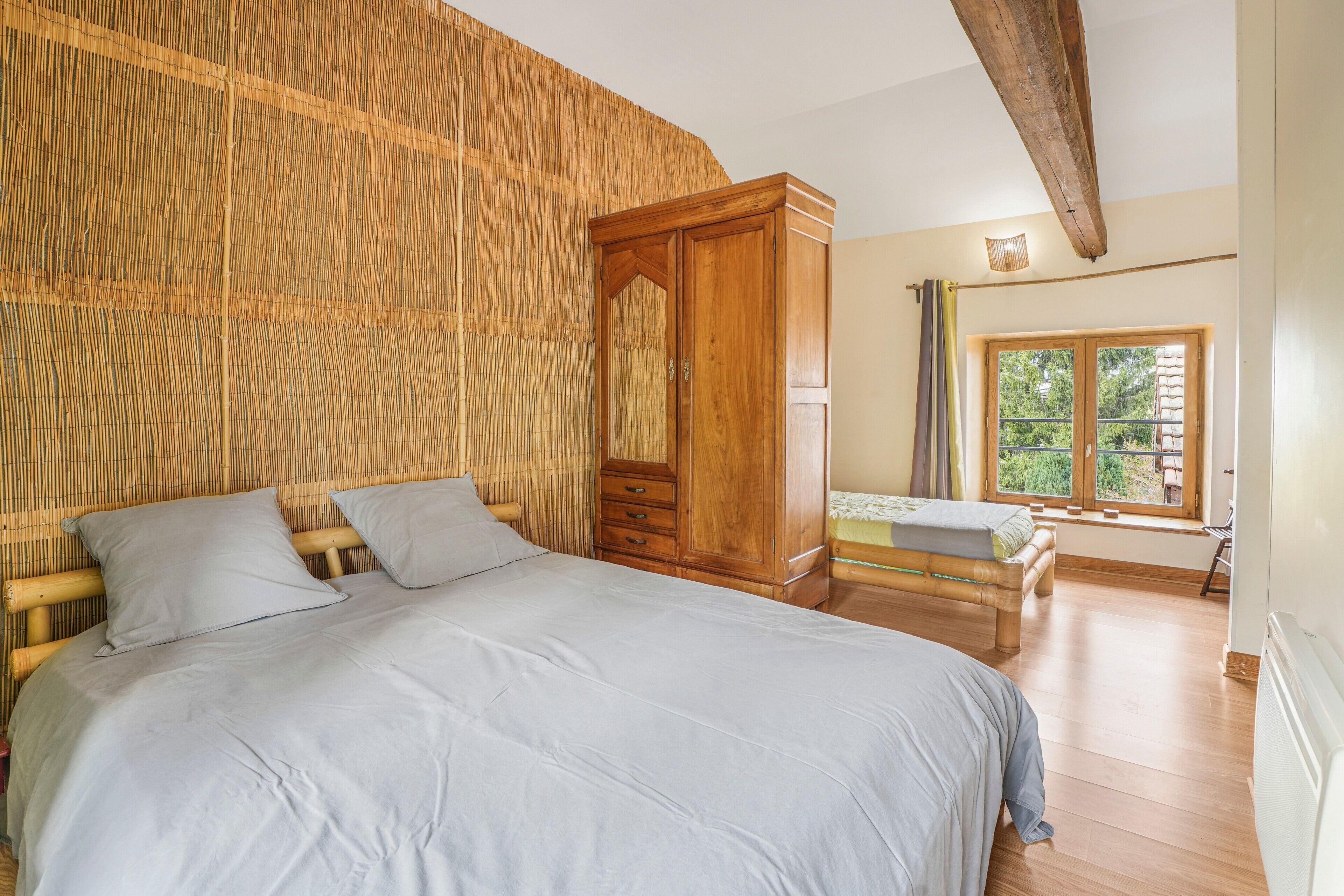 5 bedrooms, iron/ironing board, WiFi, bed sheets