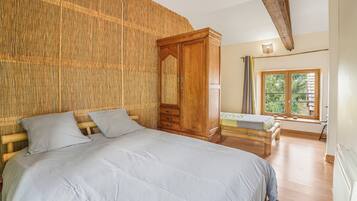 5 bedrooms, iron/ironing board, WiFi, bed sheets