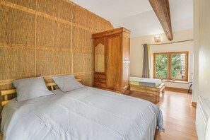 5 slaapkamers, een strijkplank/strijkijzer, wifi, beddengoed