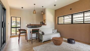 Villa, balcone, vista giardino | Area soggiorno