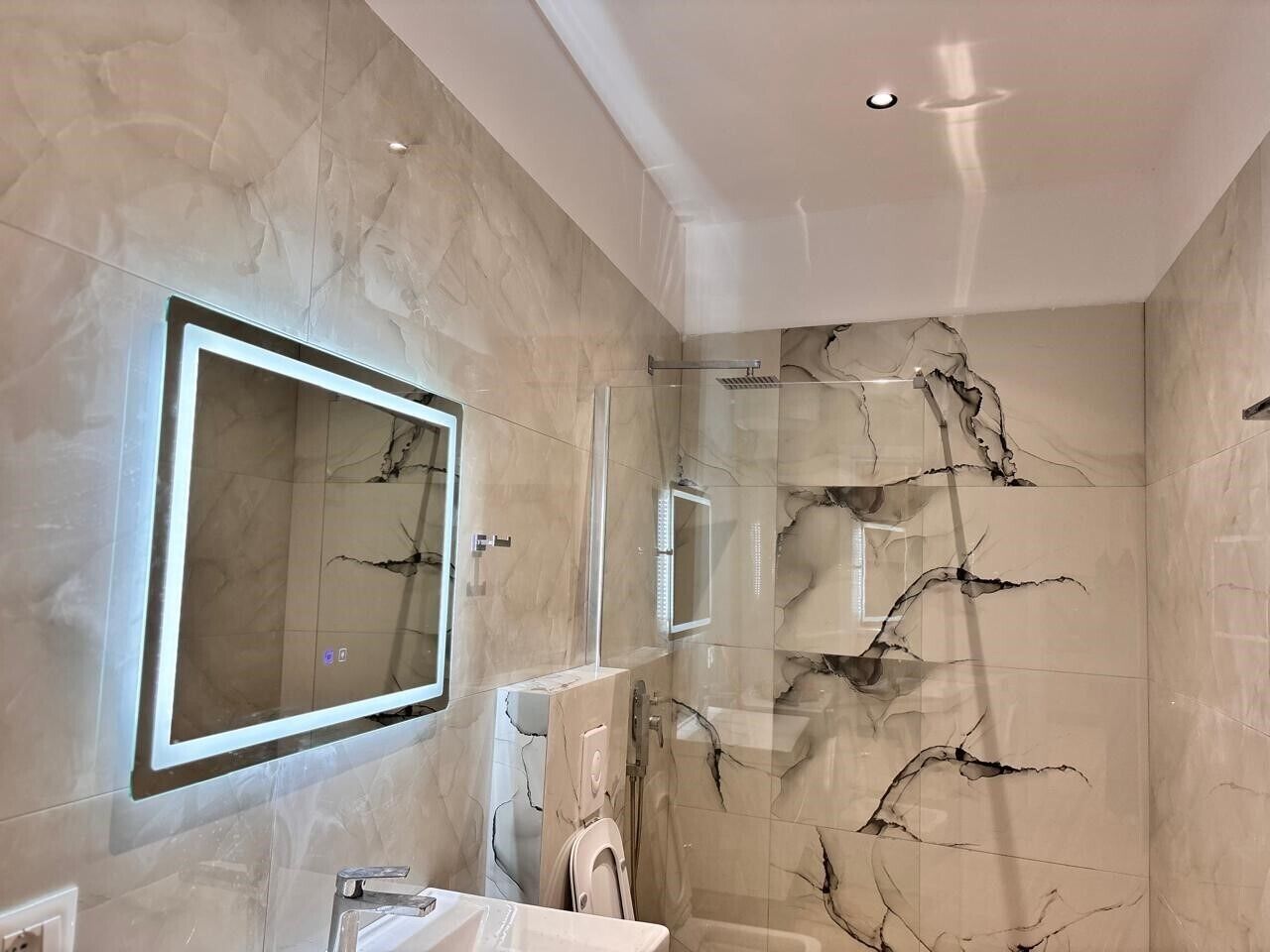 Secador de pelo, batas, bidet, toallas