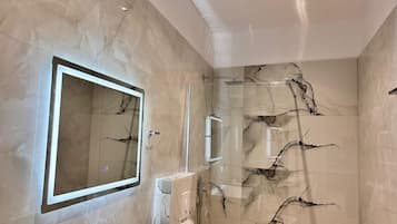 Secador de pelo, batas, bidet, toallas