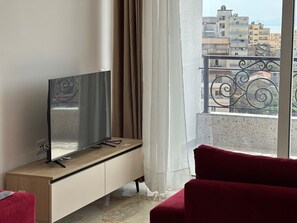 Apartamento básico | Escrivaninha, roupa de cama