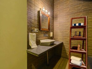 Apartamento de lujo, vistas a la ciudad | Baño | Artículos de higiene personal gratuitos, toallas, jabón y champú