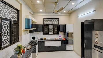 Luxury Apartment, City View | Private kitchen