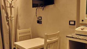 Single Room, Balcony, Sea View | Dining