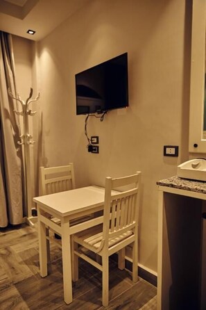 Yhden hengen huone, parveke, merinäköala | Ruokailu