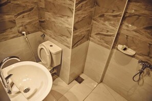 Single Room, Balcony, Sea View | Bathroom